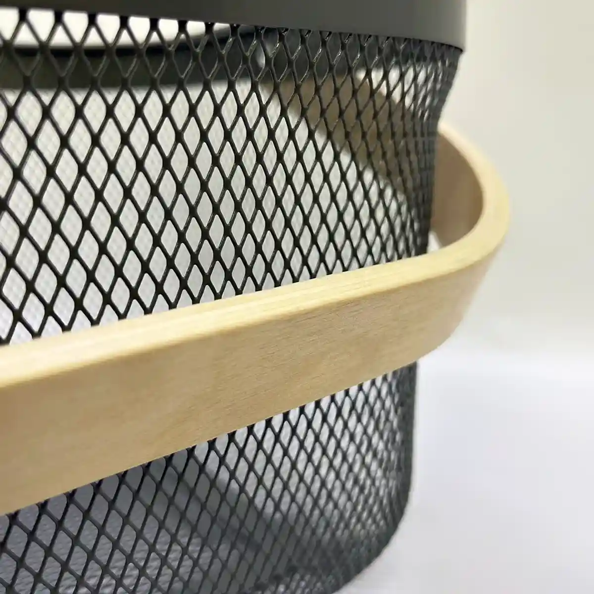 Металлическая сетчатая корзина с деревянной ручкой 24,5×24,5×17,5 см — корзина для хранения и декора оптом - 1866 - 2