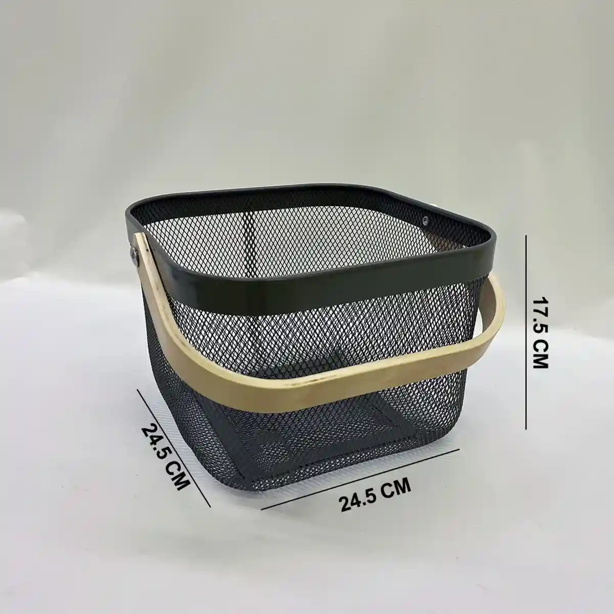 Металлическая сетчатая корзина с деревянной ручкой 24,5×24,5×17,5 см — корзина для хранения и декора оптом - 1866 - 1