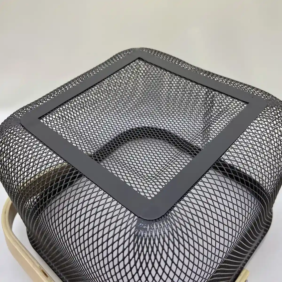 Металлическая сетчатая корзина с деревянной ручкой 24,5×24,5×17,5 см — корзина для хранения и декора оптом - 1866 - 4