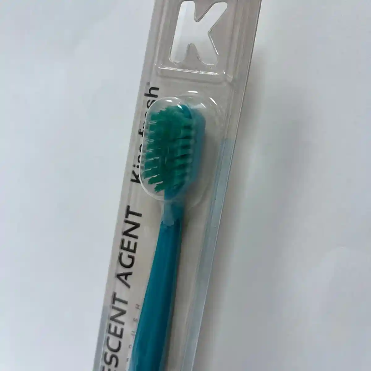 Щетка ручная Kiss Fresh Crescent Agent, щетина 0.15 мм, средняя жесткость, для взрослых и подростков - 2061 - 2